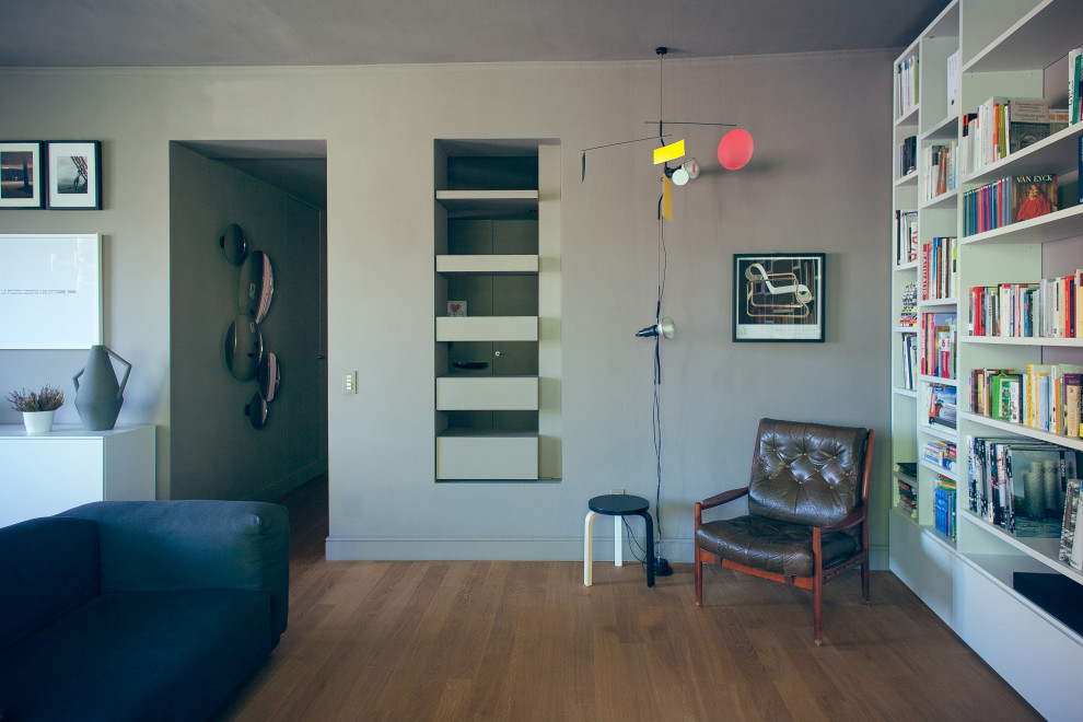 Идея дизайна: гостиная комната среднего размера в стиле модернизм с серыми стенами и светлым паркетным полом без телевизора