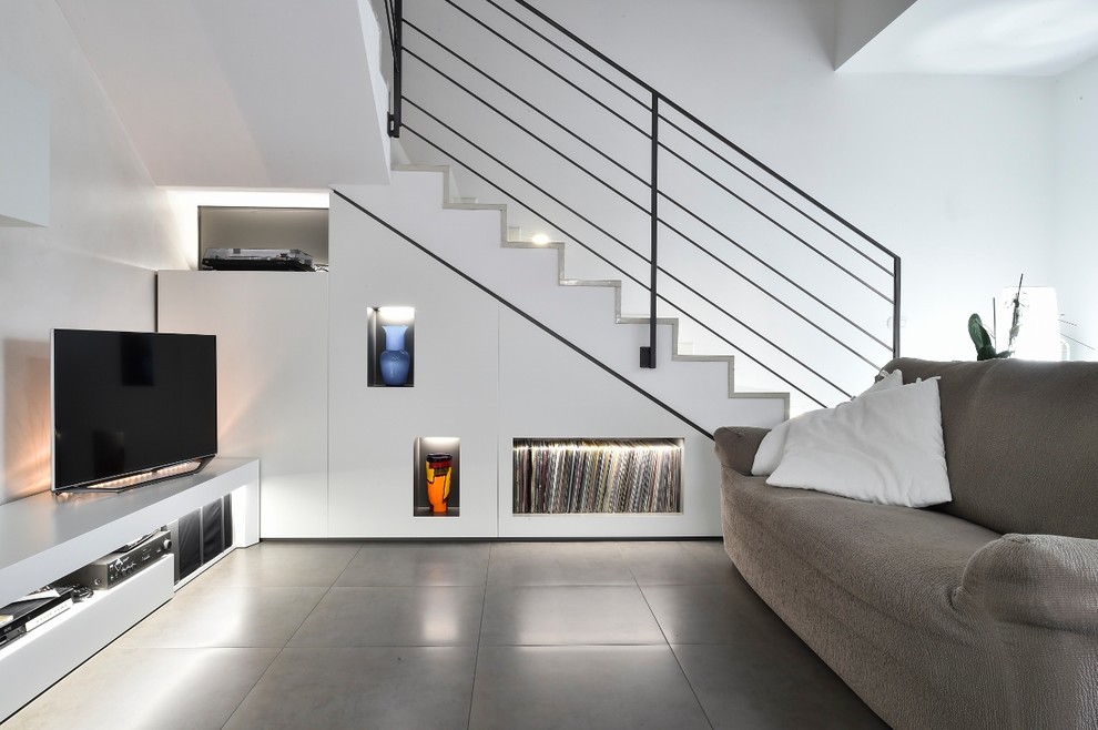 Foto di un soggiorno design con pareti bianche, TV autoportante e pavimento grigio