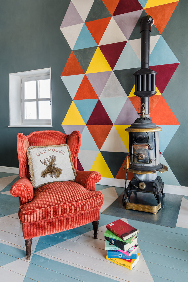 Источник вдохновения для домашнего уюта: большая изолированная гостиная комната в стиле фьюжн с разноцветными стенами, деревянным полом, печью-буржуйкой и разноцветным полом