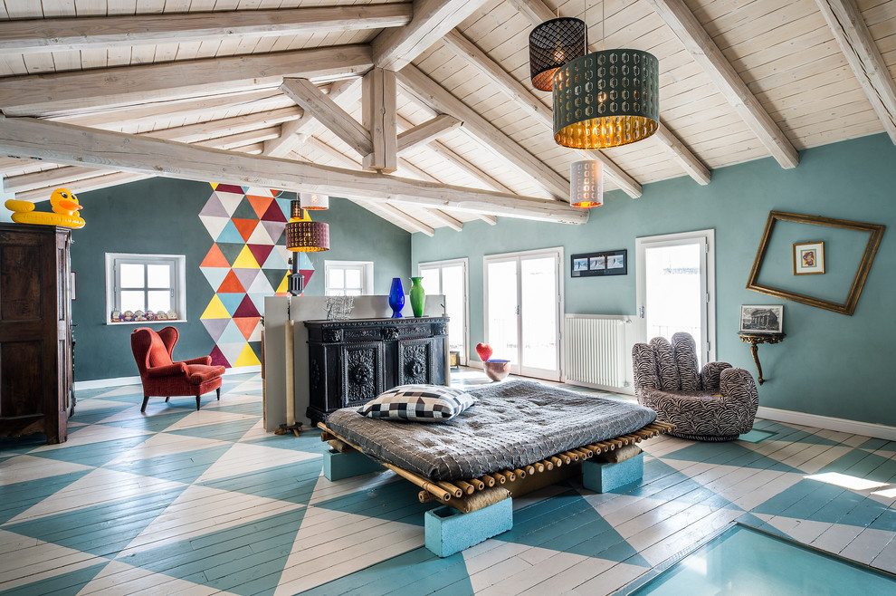 Immagine di un soggiorno eclettico con pareti multicolore, pavimento in legno verniciato, stufa a legna, pavimento multicolore e libreria