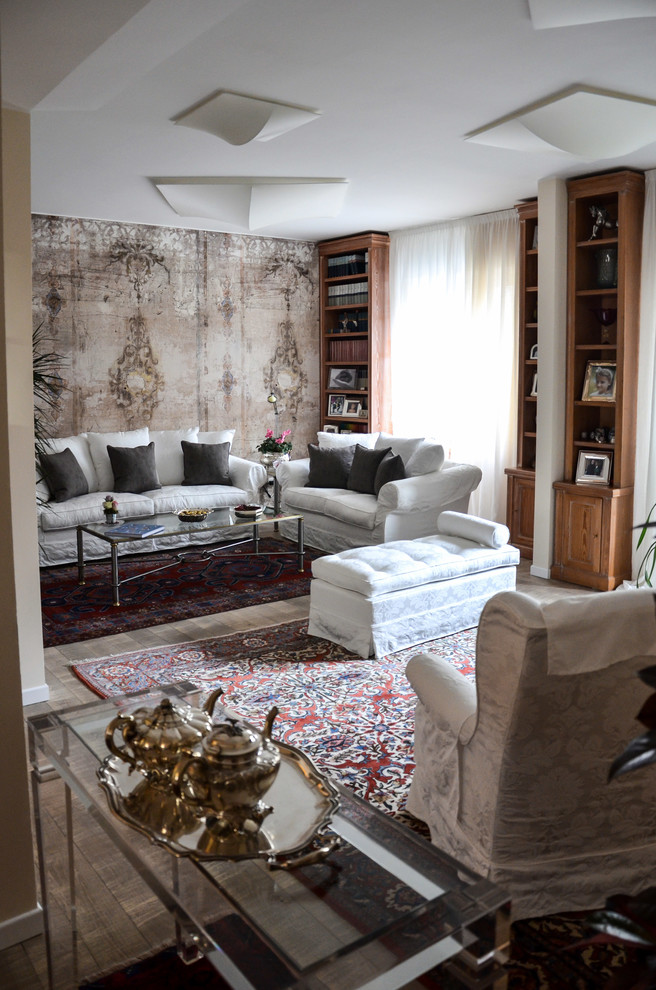 Foto di un piccolo soggiorno tradizionale aperto con pareti beige e parquet chiaro
