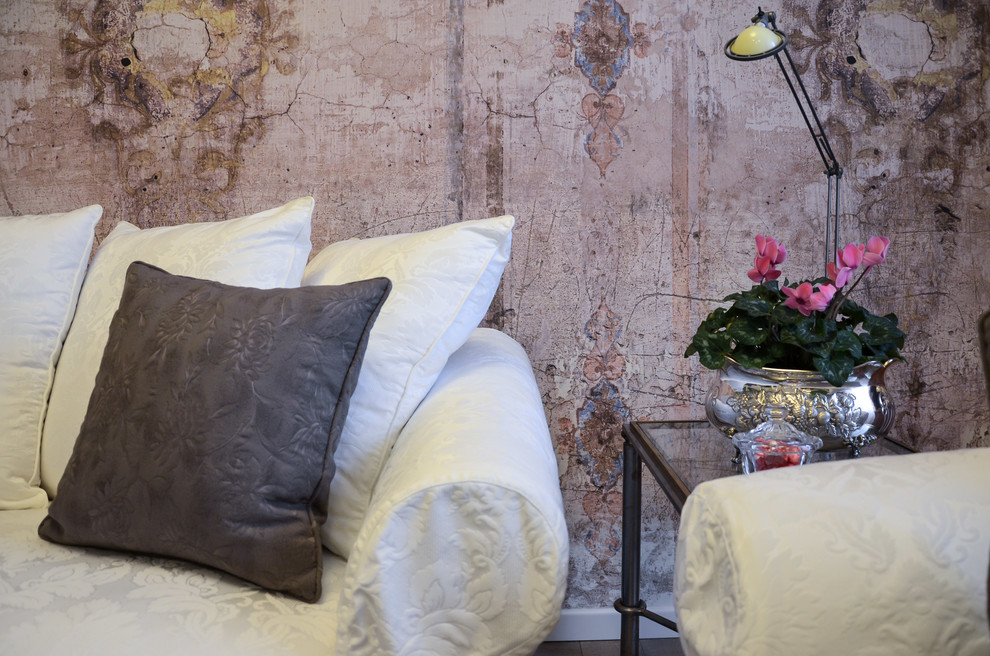Foto di un grande soggiorno tradizionale aperto con pareti beige, parquet chiaro e TV a parete