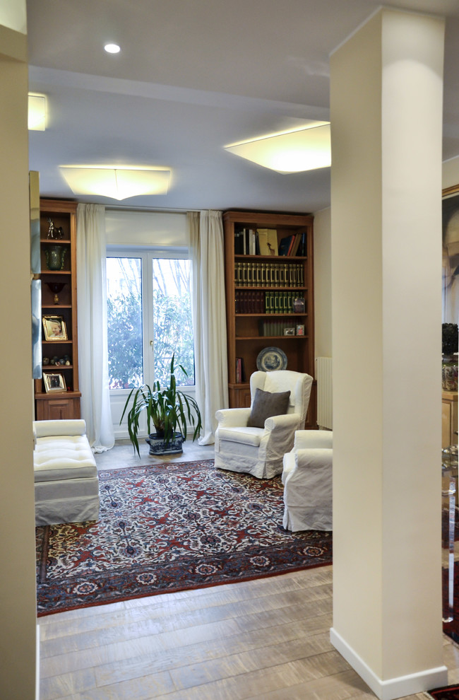 Modelo de sala de estar abierta tradicional pequeña con paredes beige y suelo de madera clara