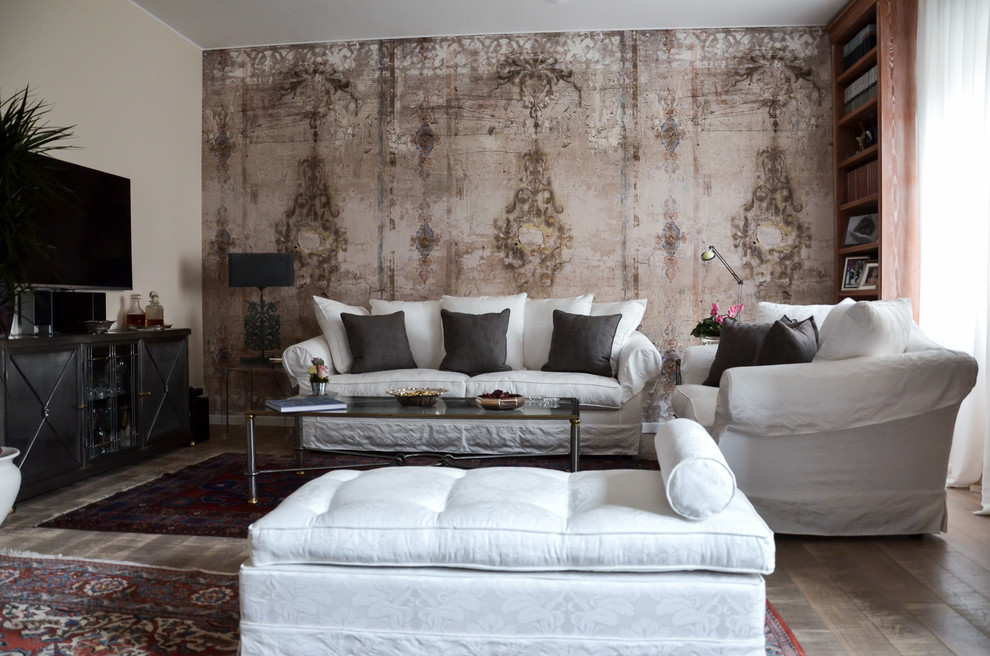Cette image montre une salle de séjour traditionnelle ouverte et de taille moyenne avec un mur beige, parquet clair et un téléviseur fixé au mur.