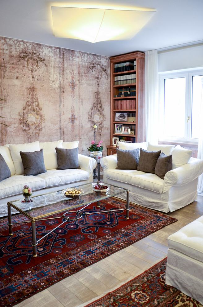 Ispirazione per un soggiorno chic aperto e di medie dimensioni con parquet chiaro, TV a parete, pareti multicolore e pavimento beige