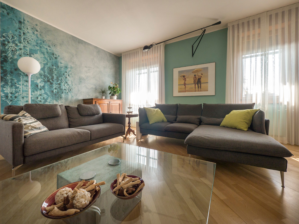 Источник вдохновения для домашнего уюта: большая парадная, открытая гостиная комната в современном стиле с зелеными стенами, светлым паркетным полом и отдельно стоящим телевизором
