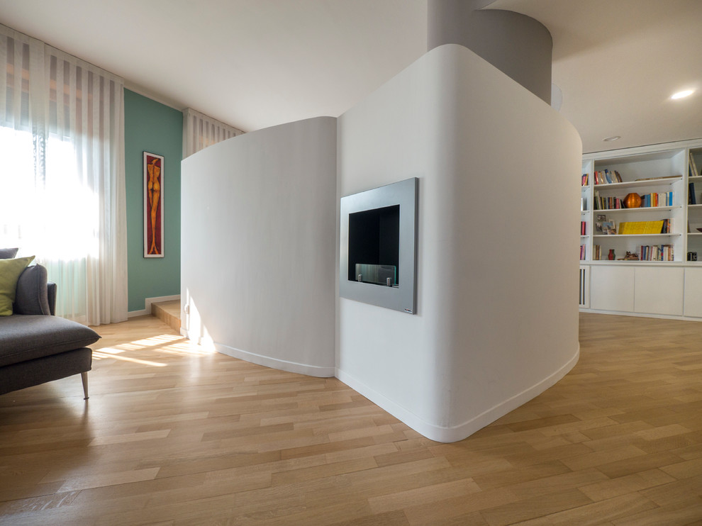 Esempio di un grande soggiorno design aperto con sala formale, pareti verdi, parquet chiaro e TV autoportante