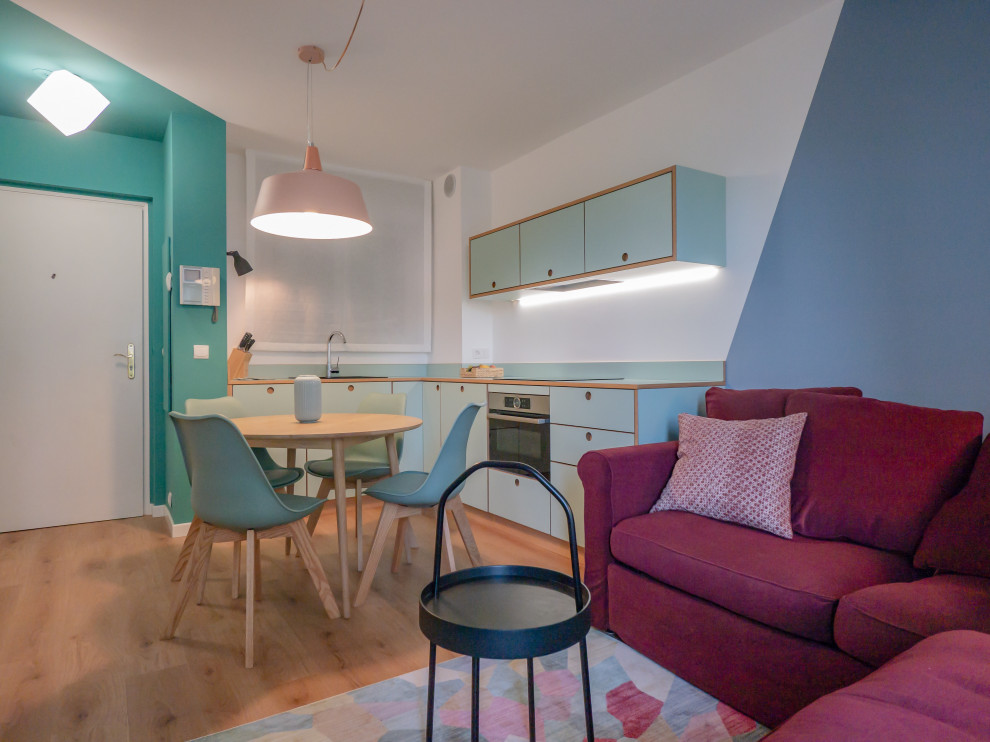 Ispirazione per un piccolo soggiorno design aperto con angolo bar, pareti multicolore, pavimento in linoleum e parete attrezzata