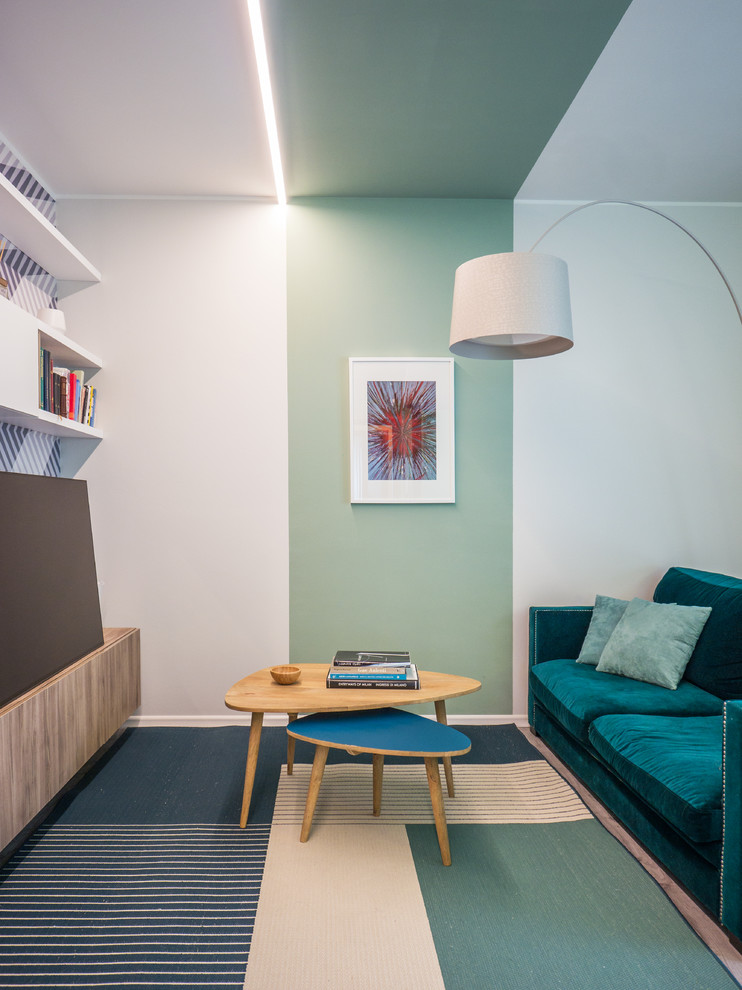 Idee per un soggiorno contemporaneo di medie dimensioni e aperto con libreria, pareti verdi, pavimento in linoleum, parete attrezzata e pavimento grigio