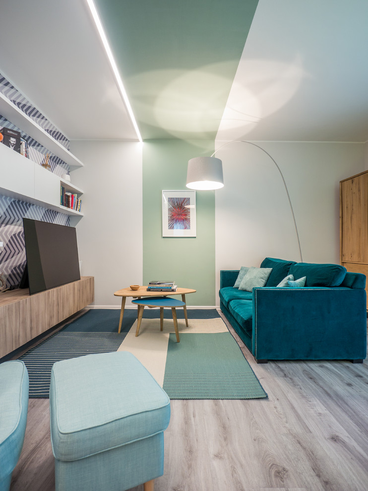 Стильный дизайн: открытая гостиная комната среднего размера:: освещение в современном стиле с с книжными шкафами и полками, зелеными стенами, полом из линолеума, мультимедийным центром и серым полом - последний тренд