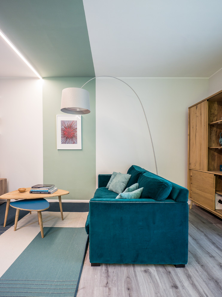 Ejemplo de biblioteca en casa abierta actual de tamaño medio con paredes verdes, suelo de linóleo, pared multimedia y suelo gris