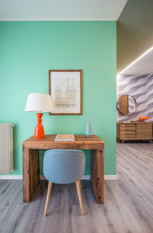Foto di un soggiorno minimal di medie dimensioni e aperto con libreria, pareti verdi, pavimento in linoleum, parete attrezzata e pavimento grigio