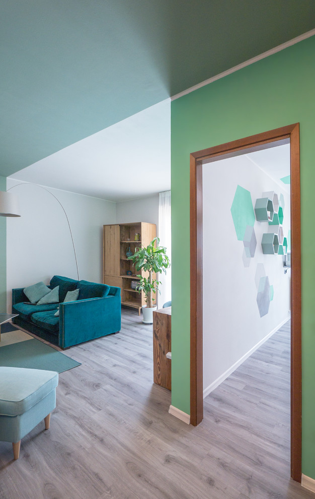 Immagine di un soggiorno minimal di medie dimensioni e aperto con libreria, pareti verdi, pavimento in linoleum, parete attrezzata e pavimento grigio
