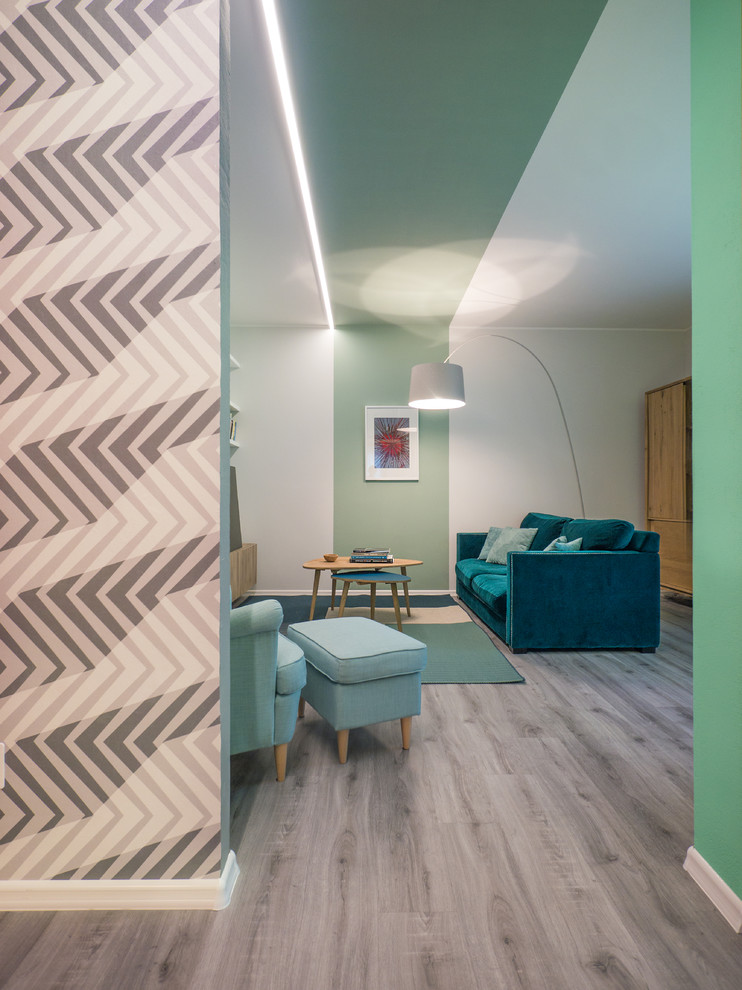 Idee per un soggiorno design di medie dimensioni e aperto con libreria, pareti verdi, pavimento in linoleum, parete attrezzata e pavimento grigio