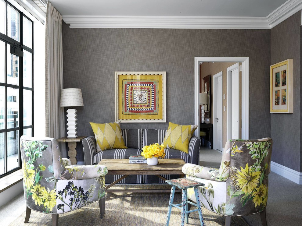 Idée de décoration pour un petit salon gris et jaune tradition fermé avec moquette, un sol gris et un mur gris.