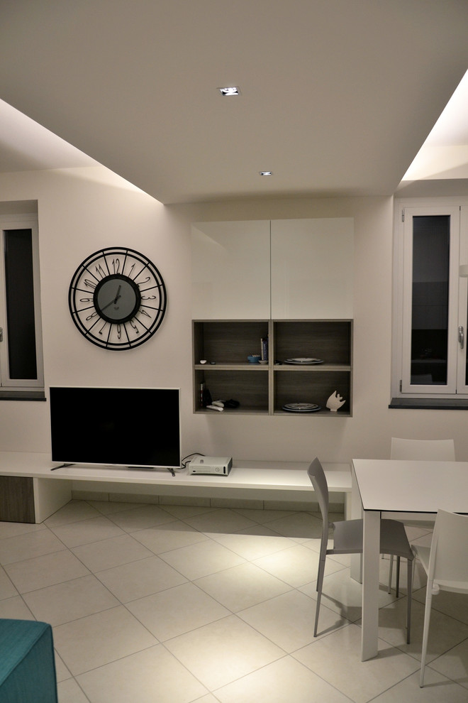 Стильный дизайн: открытая гостиная комната среднего размера в стиле модернизм с белыми стенами, полом из керамогранита и белым полом - последний тренд