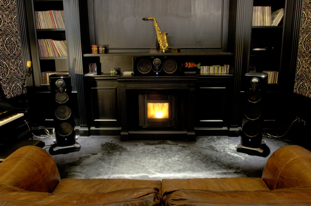 ミラノにある中くらいなエクレクティックスタイルのおしゃれな独立型リビング (ミュージックルーム、黒い壁、カーペット敷き、標準型暖炉、木材の暖炉まわり、内蔵型テレビ、黒い床) の写真