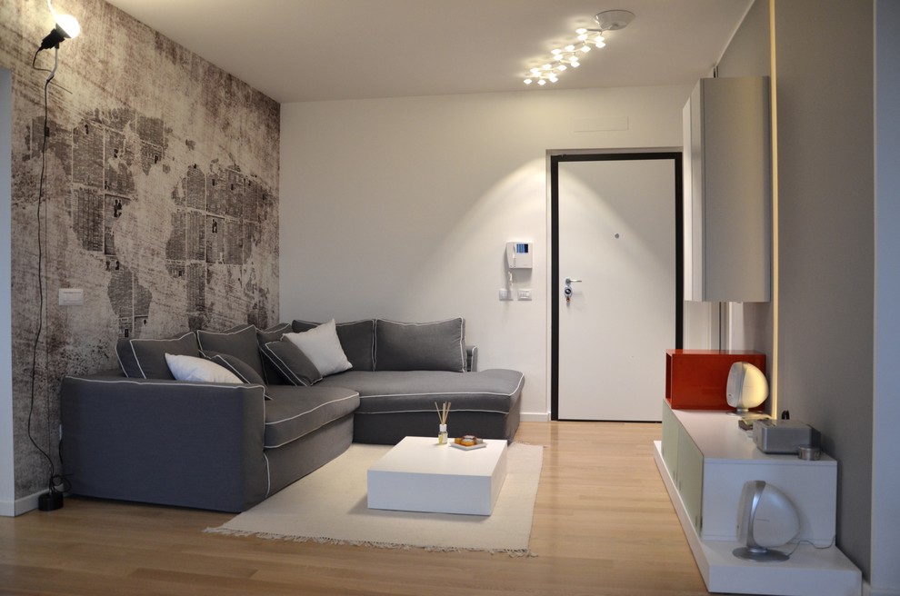 Idee per un grande soggiorno minimalista aperto con libreria, pareti bianche, parquet chiaro e nessuna TV
