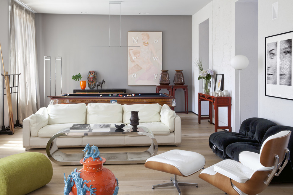 Foto di un soggiorno boho chic con pareti grigie, parquet chiaro e pavimento beige