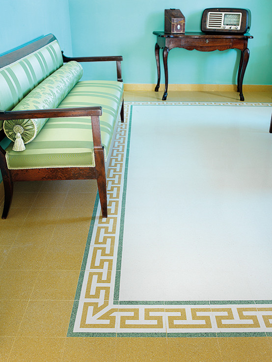 Idée de décoration pour une petite salle de séjour tradition fermée avec un mur bleu et un sol en marbre.