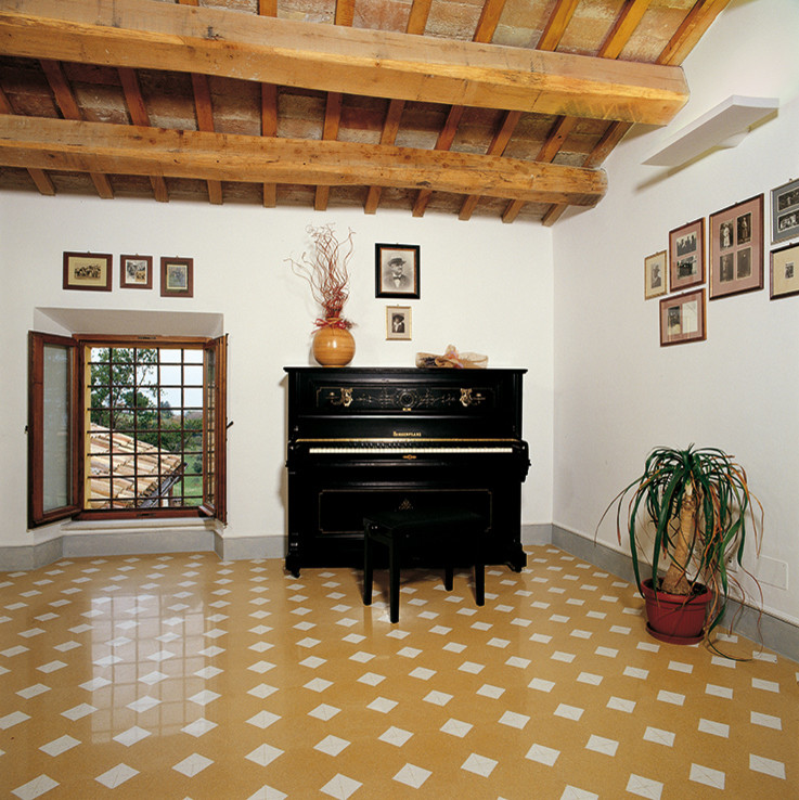 Immagine di un grande soggiorno mediterraneo con sala della musica, pareti bianche, pavimento in marmo e nessuna TV