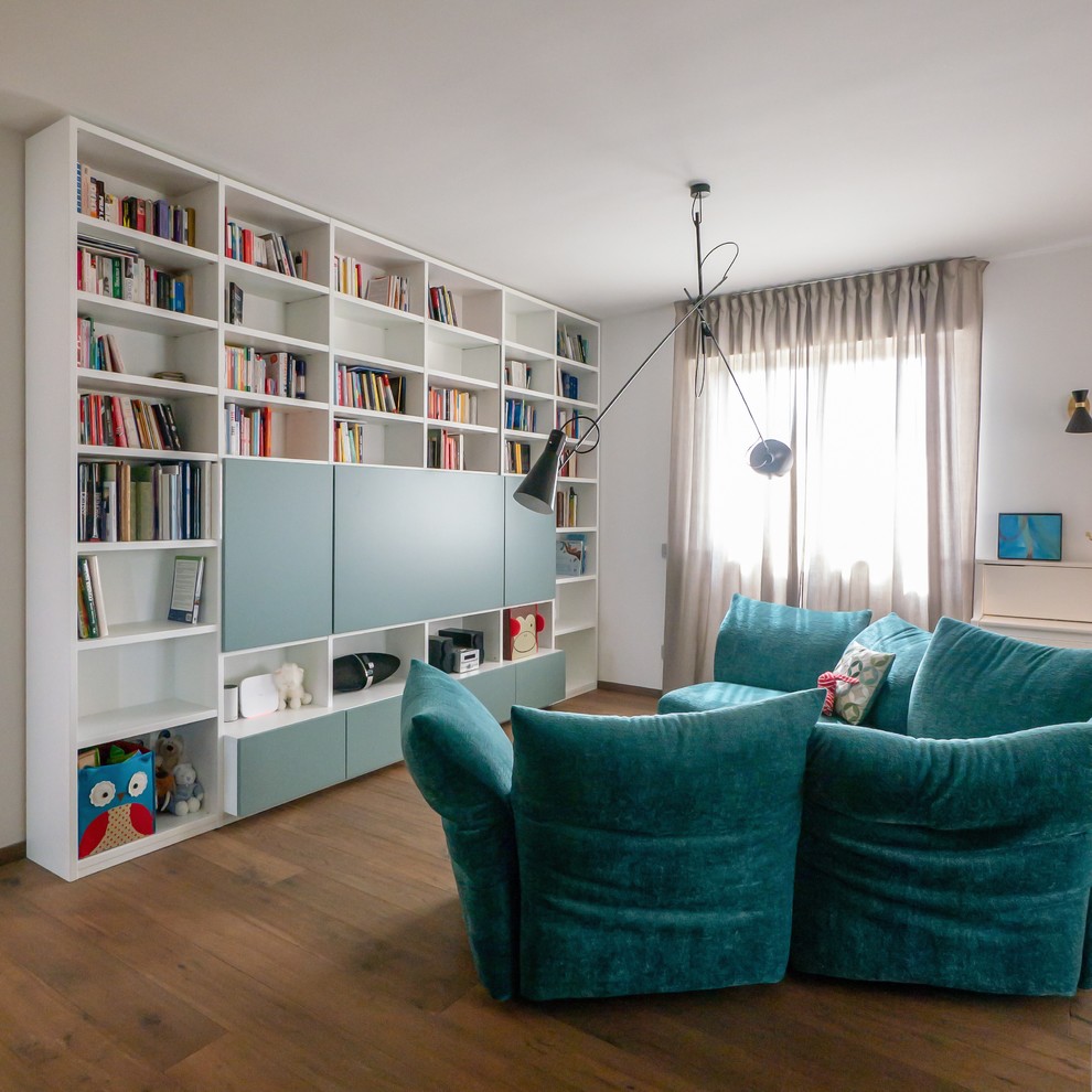 Idee per un soggiorno minimal di medie dimensioni e aperto con libreria, pareti bianche, parquet scuro e parete attrezzata