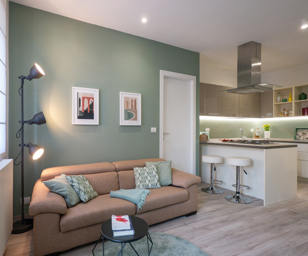 Exemple d'un petit salon tendance ouvert avec un mur vert, un sol en linoléum, une cheminée d'angle, un manteau de cheminée en plâtre et un téléviseur encastré.