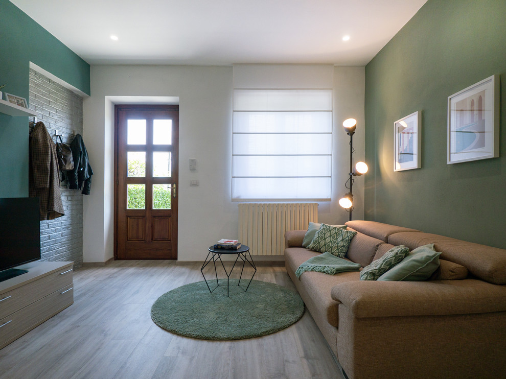 Kleines, Offenes Modernes Wohnzimmer mit grüner Wandfarbe, Linoleum, Eckkamin, verputzter Kaminumrandung und Multimediawand in Mailand