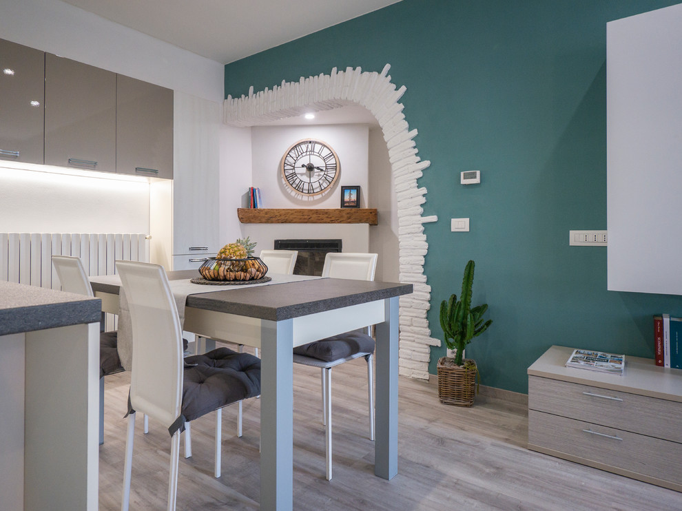 Cette image montre un petit salon design ouvert avec un mur vert, un sol en linoléum, une cheminée d'angle, un manteau de cheminée en plâtre et un téléviseur encastré.