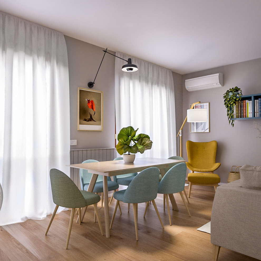 Mittelgroßes, Offenes Modernes Wohnzimmer mit bunten Wänden, hellem Holzboden und Multimediawand in Mailand