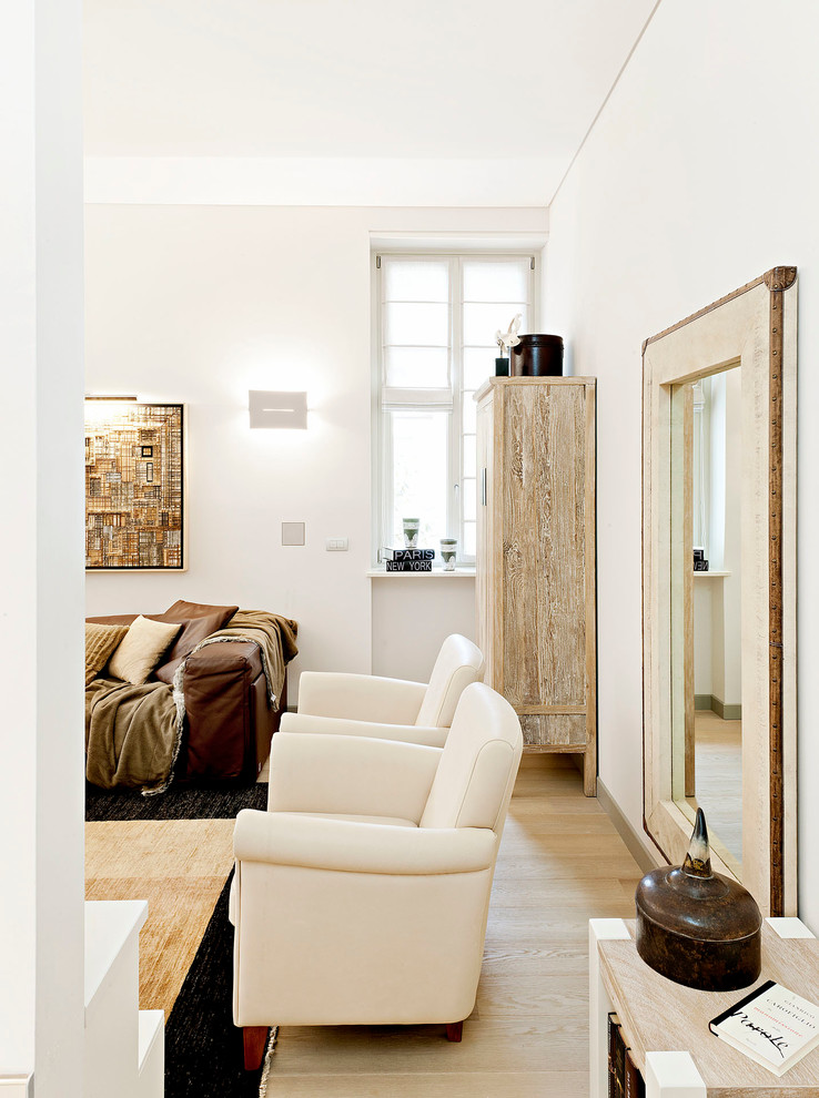 Ispirazione per un soggiorno boho chic di medie dimensioni e aperto con pareti bianche e parquet chiaro