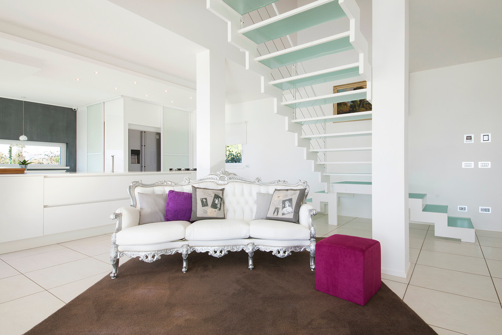 Immagine di un soggiorno contemporaneo di medie dimensioni e aperto con pareti bianche