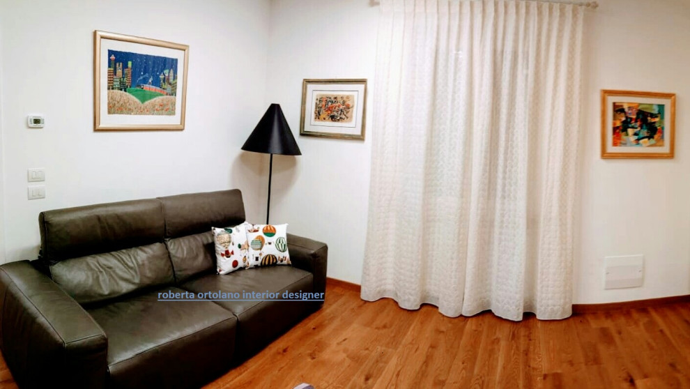На фото: открытая гостиная комната среднего размера в стиле шебби-шик с с книжными шкафами и полками, бежевыми стенами, светлым паркетным полом, телевизором на стене и коричневым полом без камина с