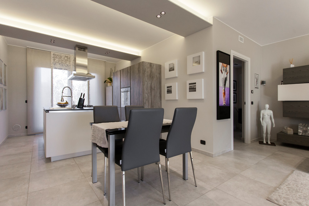 Diseño de sala de estar abierta contemporánea de tamaño medio con paredes grises, suelo de baldosas de cerámica y televisor colgado en la pared