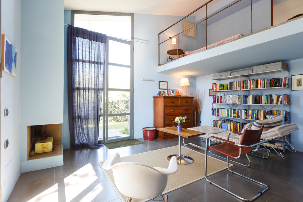 Идея дизайна: изолированная гостиная комната среднего размера в стиле фьюжн с угловым камином и фасадом камина из штукатурки