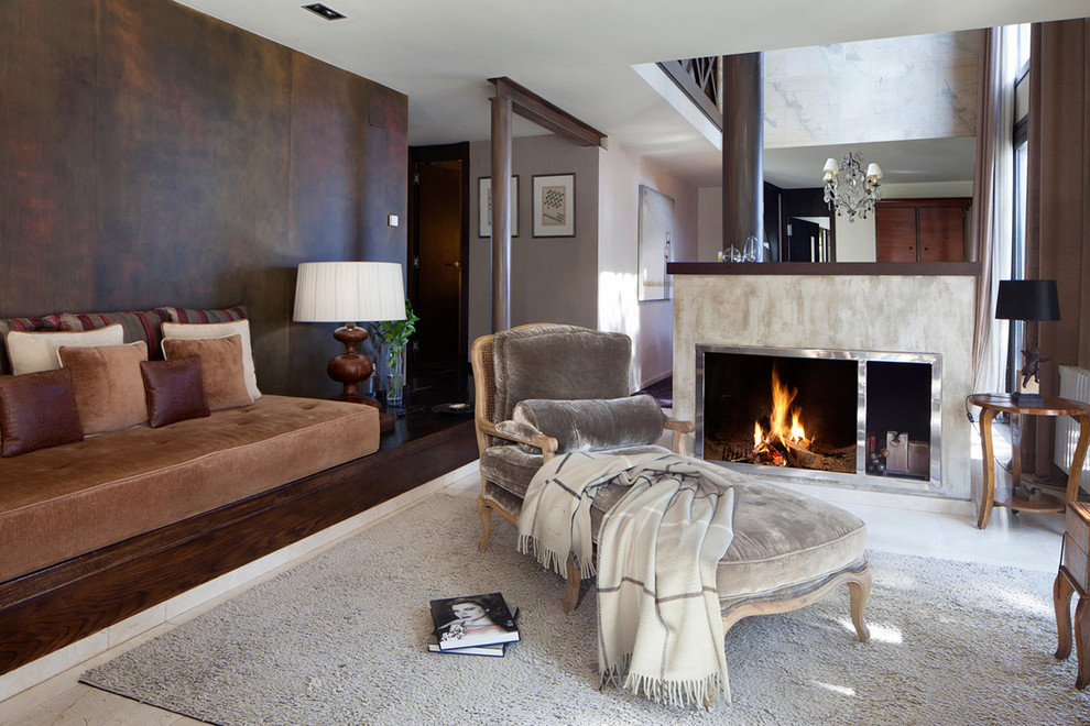 Aménagement d'une salle de séjour éclectique avec un mur marron, parquet foncé, une cheminée ribbon et un manteau de cheminée en plâtre.