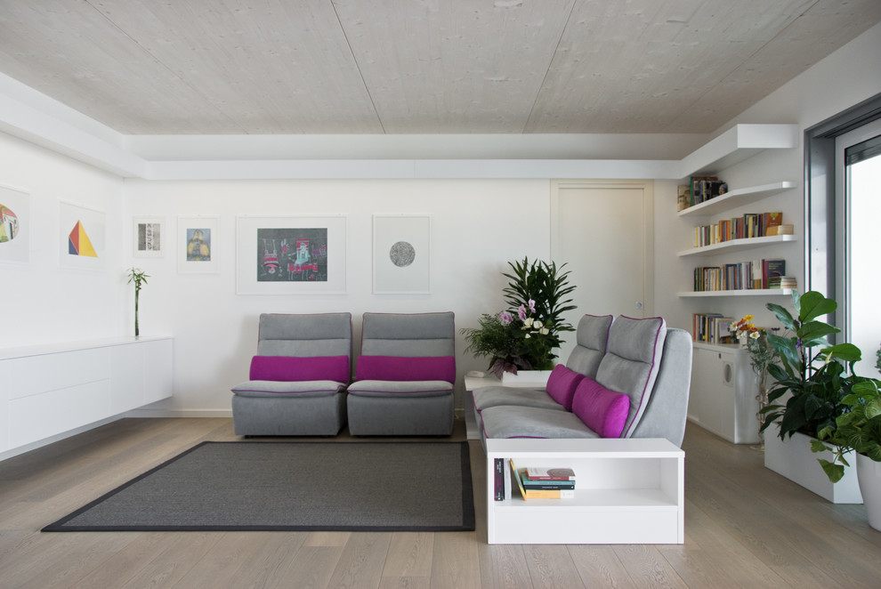 Ispirazione per un soggiorno minimal di medie dimensioni con pareti bianche e parquet chiaro