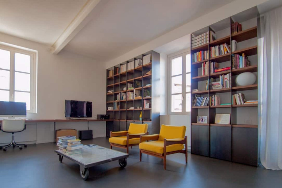 Ispirazione per un soggiorno chiuso con libreria, pareti bianche e pavimento nero