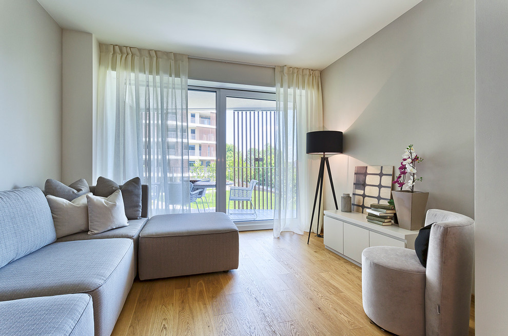 Idee per un soggiorno contemporaneo con pareti beige e parquet chiaro