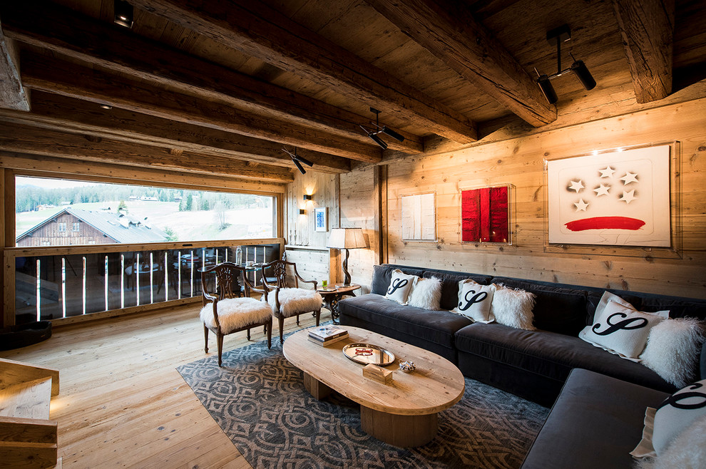 Abgetrenntes Uriges Wohnzimmer mit beiger Wandfarbe, hellem Holzboden und beigem Boden in Venedig