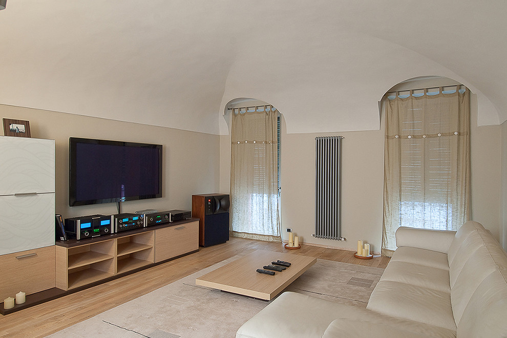 Esempio di un soggiorno design di medie dimensioni e stile loft con sala della musica, pareti beige, pavimento in legno massello medio e TV a parete