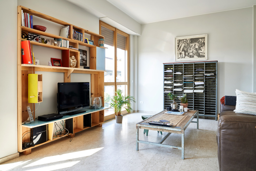 Aménagement d'une salle de séjour industrielle de taille moyenne avec une bibliothèque ou un coin lecture, un mur gris, un sol en marbre et un téléviseur indépendant.