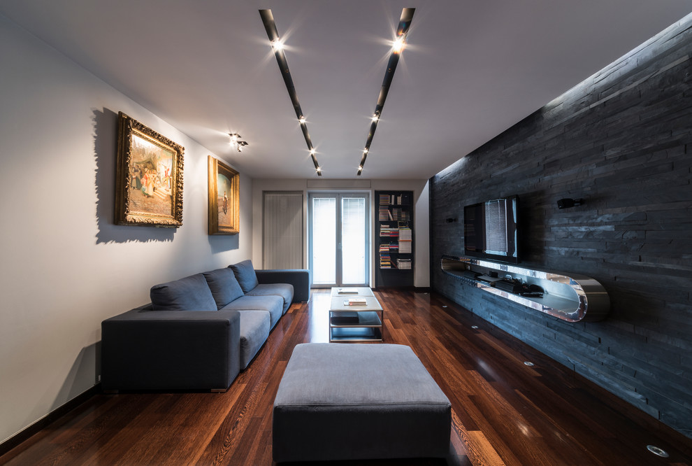 Immagine di un piccolo soggiorno contemporaneo chiuso con sala della musica, pavimento in legno massello medio, TV a parete, pareti nere e pavimento marrone