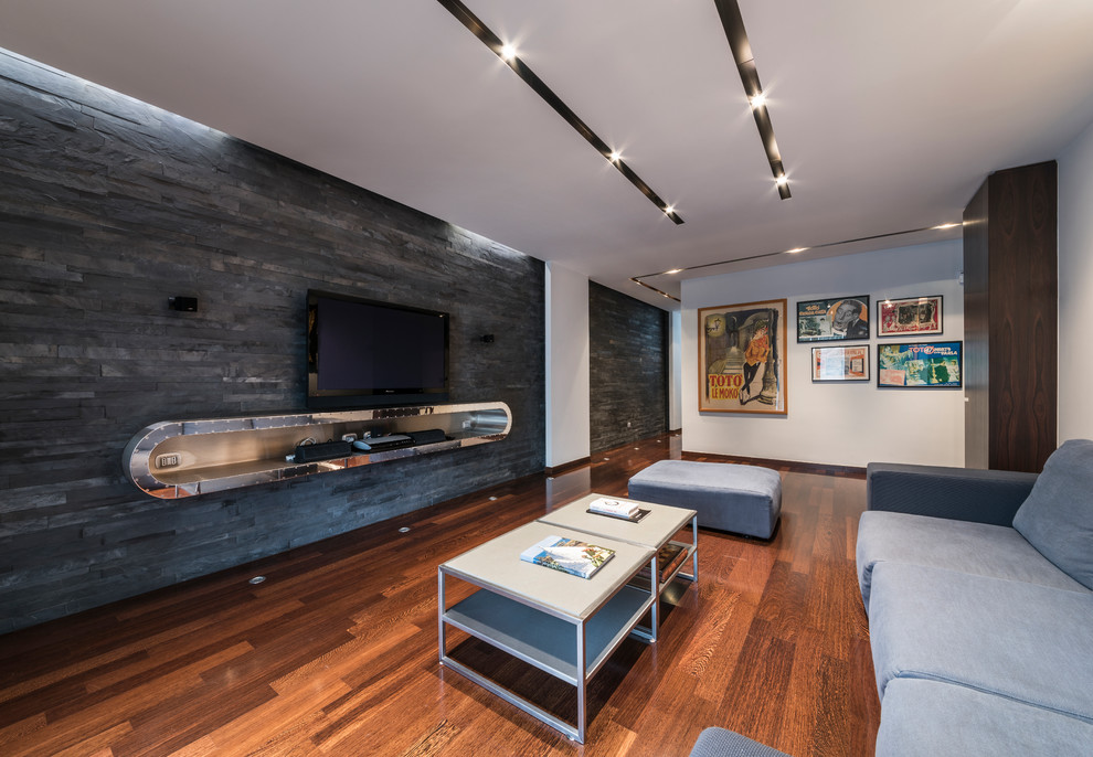 Immagine di un piccolo soggiorno design chiuso con sala della musica, pareti bianche, pavimento in legno massello medio e TV a parete
