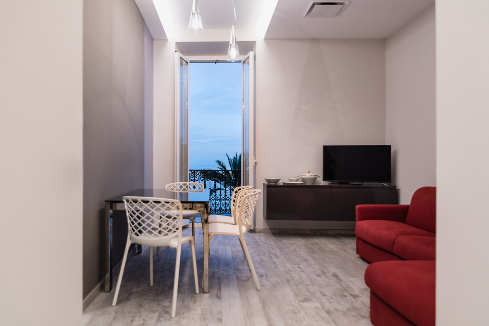 Idee per un piccolo soggiorno minimal aperto con pareti grigie, pavimento in gres porcellanato, TV autoportante e pavimento grigio