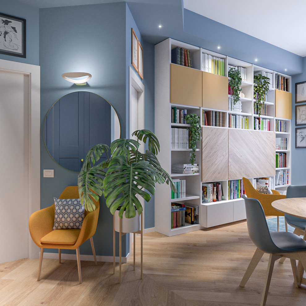 Mittelgroße, Offene Moderne Bibliothek mit blauer Wandfarbe, hellem Holzboden, verstecktem TV und eingelassener Decke in Mailand