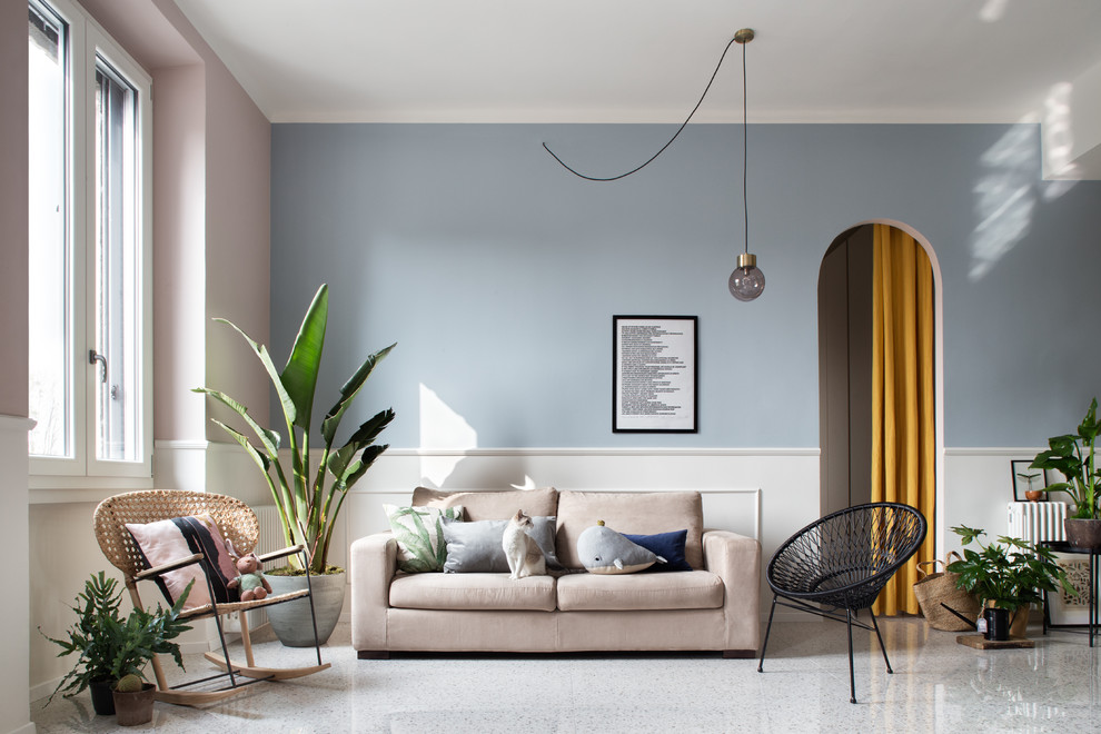 Свежая идея для дизайна: открытая гостиная комната в стиле неоклассика (современная классика) с синими стенами и белым полом - отличное фото интерьера