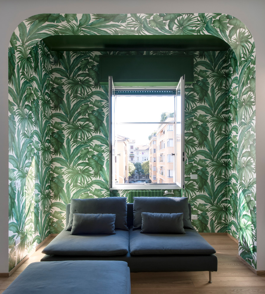 Ejemplo de sala de estar abierta contemporánea de tamaño medio con suelo de madera clara y paredes multicolor