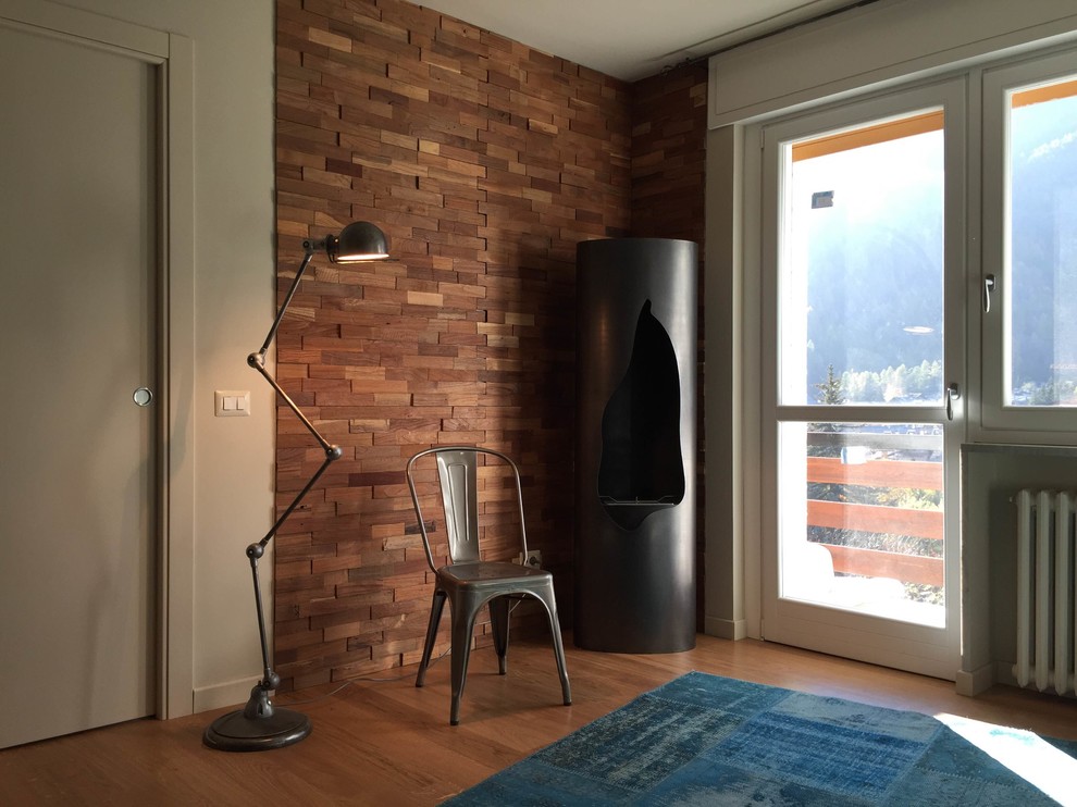 Идея дизайна: двухуровневая гостиная комната в стиле лофт с коричневыми стенами, темным паркетным полом, печью-буржуйкой, фасадом камина из металла и коричневым полом