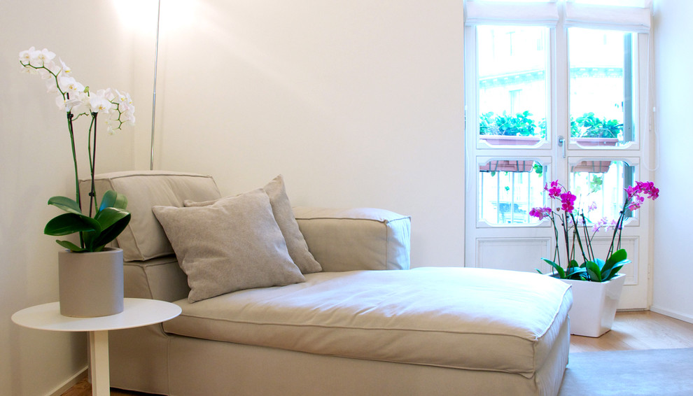 Idée de décoration pour une salle de séjour mansardée ou avec mezzanine minimaliste avec parquet clair, un téléviseur indépendant et un sol marron.